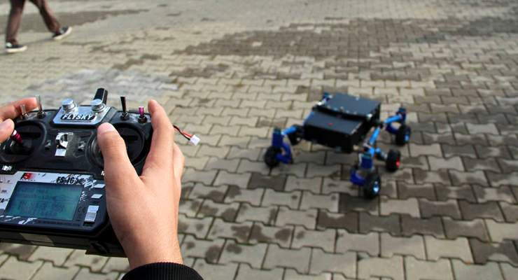 Depremi yaşayan lise öğrencisi arama kurtarma robotu geliştirdi