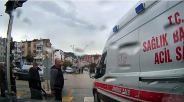 Ambulansa yol açmak için araçlarından inip sürücüyü uyardı