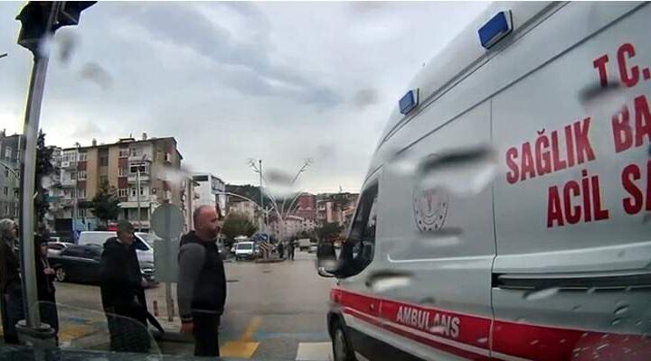 Ambulansa yol açmak için araçlarından inip sürücüyü uyardı