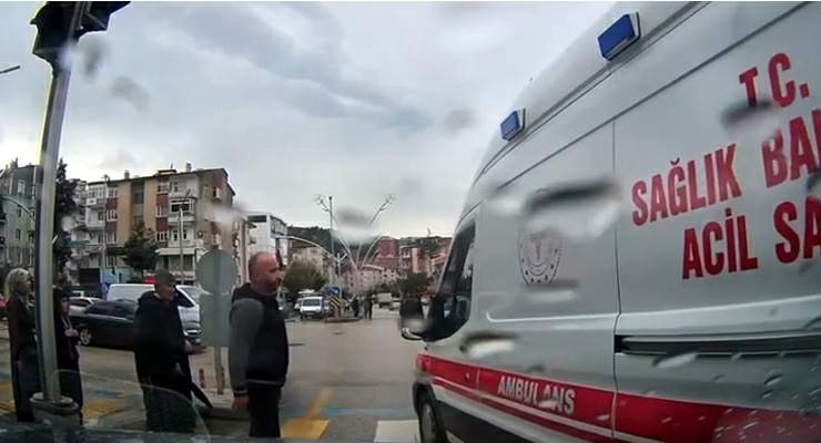 Ambulansa yol açmak için araçlarından inip sürücüyü uyardı
