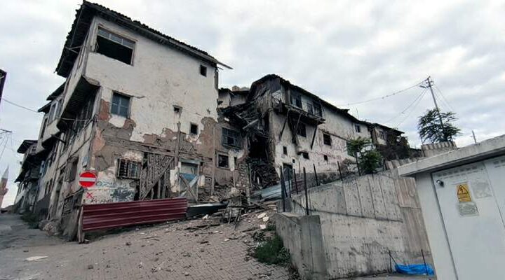 Tokat’ta metruk binanın çökme anı kamerada