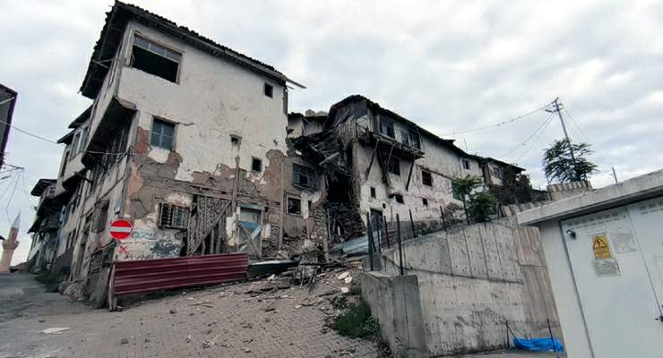 Tokat’ta metruk binanın çökme anı kamerada