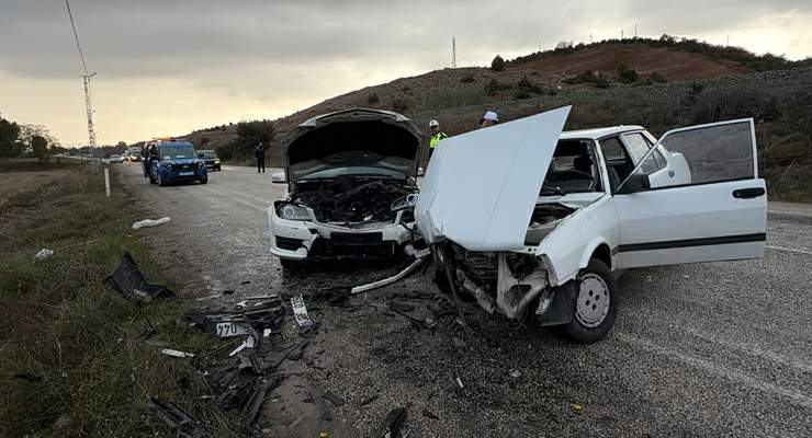 Tokat’ta iki aracın kafa kafaya çarpıştığı kazada 5 kişi yaralandı