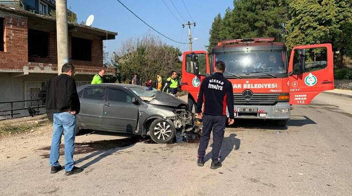 Beton direğe çarpan otomobil hurdaya döndü: 1 yaralı